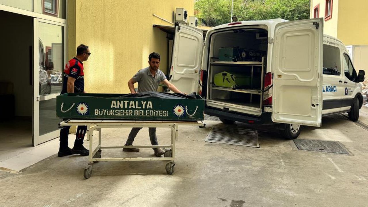 Antalya'da gizemli ölüm: Depoda asılı halde bulundu Antalya'da gizemli ölüm: Depoda asılı halde bulundu