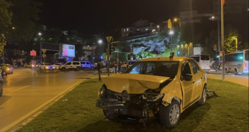 Bursa'da feci kaza! Kırmızı ışıkta geçen otomobil taksi ile çarpıştı, 7 kişi yaralandı - 1. Resim