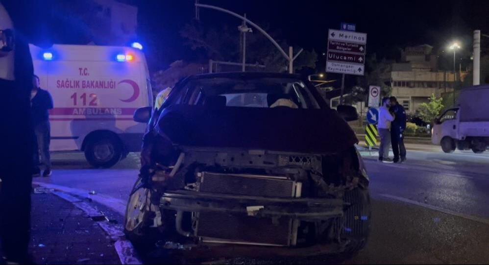 Bursa'da feci kaza! Kırmızı ışıkta geçen otomobil taksi ile çarpıştı, 7 kişi yaralandı - 3. Resim