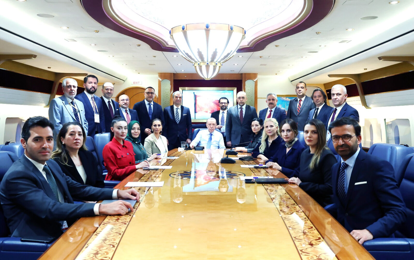 Türk vatandaşlarının olduğu gemiye saldırı! Cumhurbaşkanı Erdoğan'dan ilk tepki TGRT Haber Genel Yayın Yönetmeni Ercan Seki de Cumhurbaşkanı Erdoğan'ın uçağındaydı.