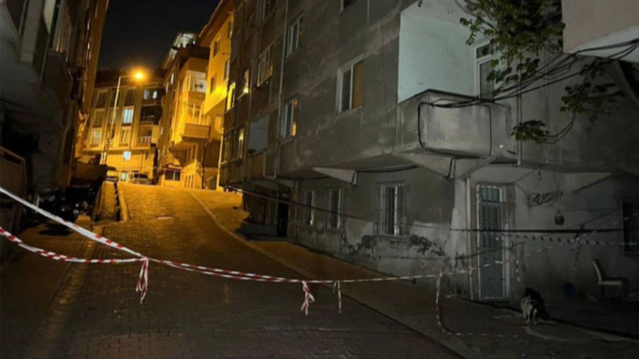 Deprem sonrası tahliye kararı! İstanbul'da kolonları çatlayan bina apar topar boşaltıldı Deprem sonrası tahliye kararı! İstanbul'da kolonları çatlayan bina apar topar boşaltıldı