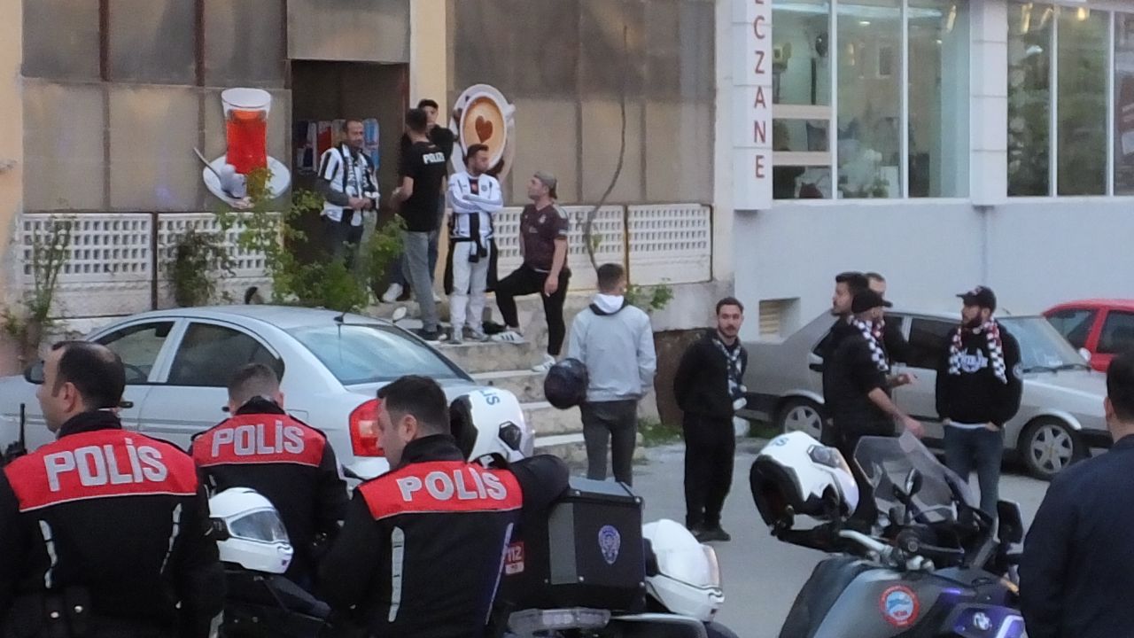 Fenerbahçe ve Beşiktaş taraftarları arasında kavga! 3 kişi gözaltına alındı Fenerbahçe ve Beşiktaş taraftarları arasında kavga! 3 kişi gözaltına alındı