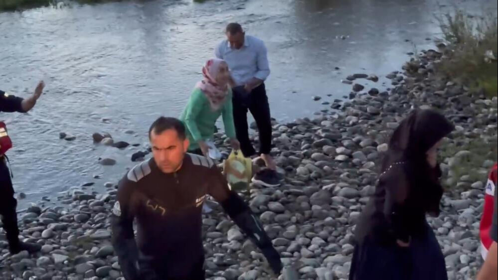 Gittikleri piknik kabusları oldu! 25 kişi son anda kurtuldu Gittikleri piknik kabusları oldu! 25 kişi son anda kurtuldu - 1. Resim