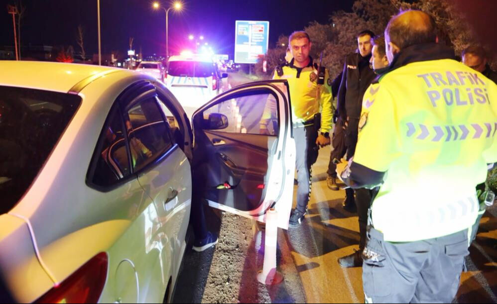 Ne araçtan indi ne de alkolmetreye üfledi! Polisin imtihanı olan sürücü KOSGEB il müdürünün şoförü çıktı - 2. Resim