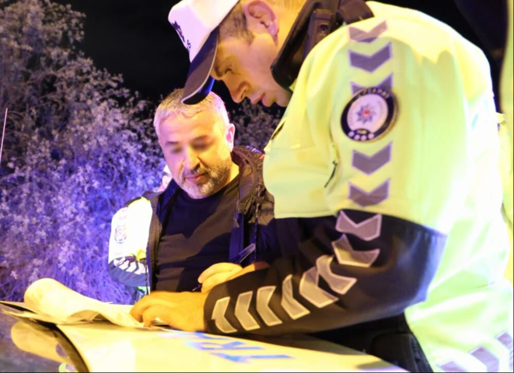 Ne araçtan indi ne de alkolmetreye üfledi! Polisin imtihanı olan sürücü KOSGEB il müdürünün şoförü çıktı - 1. Resim