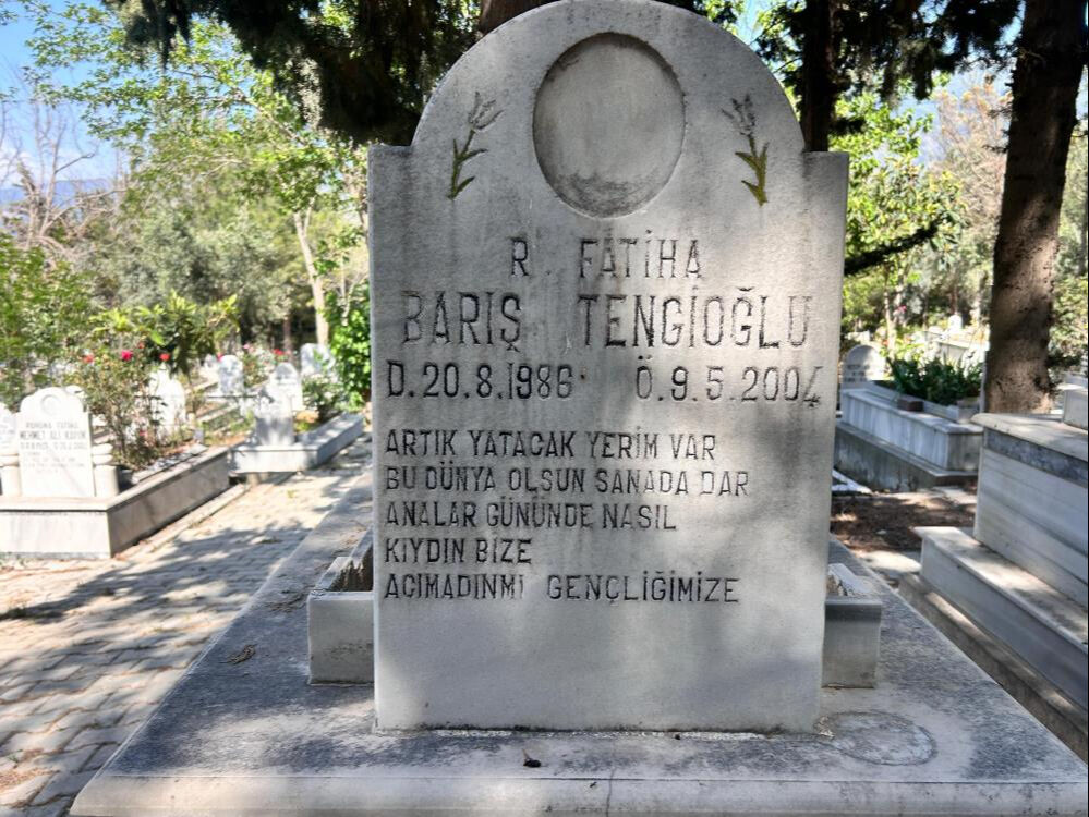 Özel'e saldıran Selçuk Tengioğlu'nun katlettiği oğlunun mezar taşındaki ifade dikkat çekti: Analar gününde nasıl kıydın bize Özel'e saldıran Selçuk Tengioğlu'nun katlettiği oğlunun mezar taşındaki ifade dikkat çekti: Analar gününde nasıl kıydın bize - 1. Resim