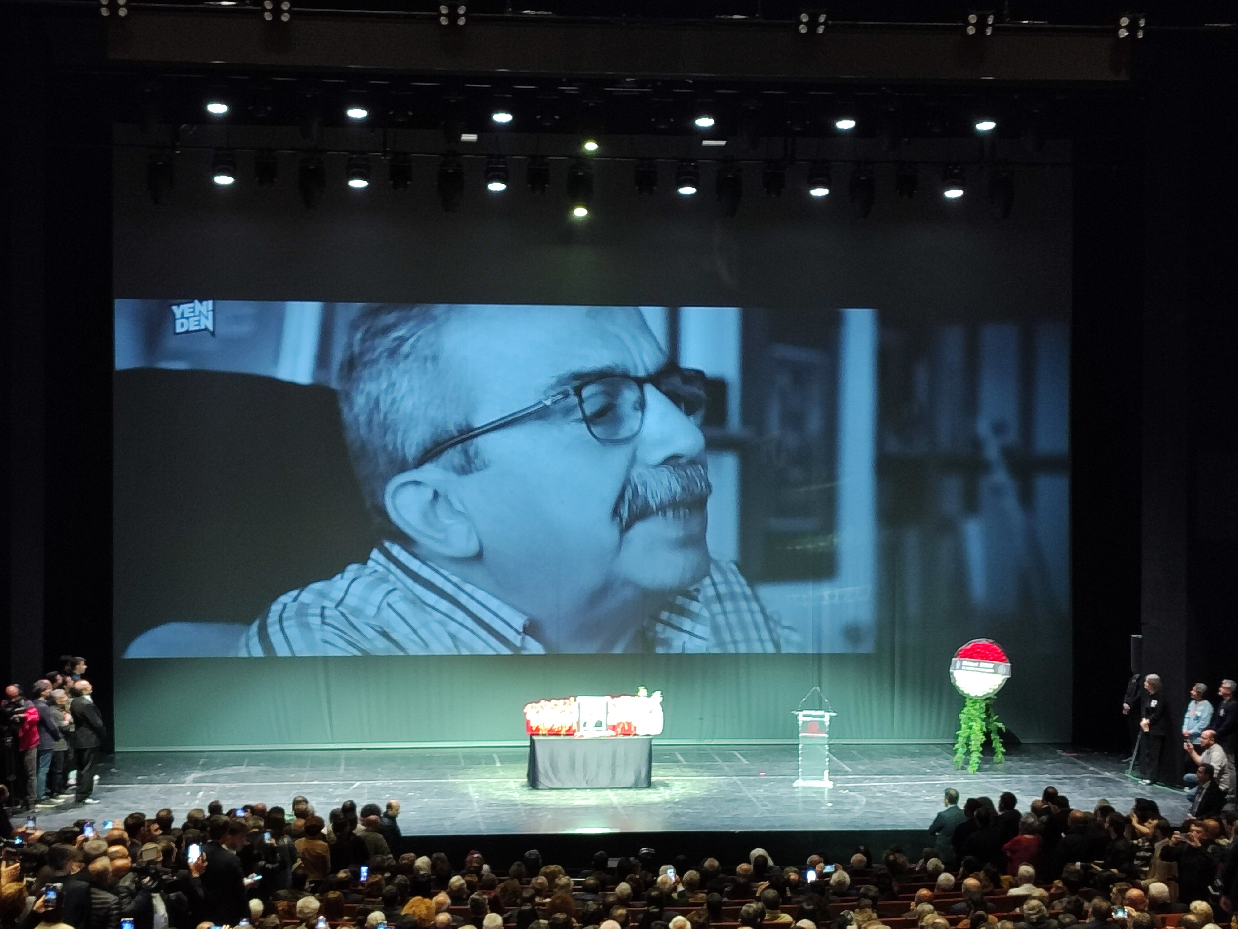 Sırrı Süreyya Önder ile son konuşmasını aktardı! Ünlü yönetmen Berkun Oya ayakta durmakta güçlük çekti - 1. Resim