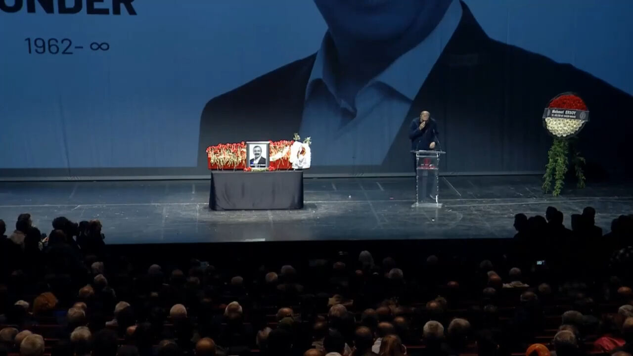 Sırrı Süreyya Önder ile son konuşmasını aktardı! Ünlü yönetmen Berkun Oya ayakta durmakta güçlük çekti - 3. Resim