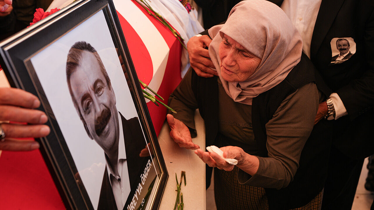 Sırrı Süreyya Önder'in cenaze töreni... Son yolculuğuna uğurlandı - 1. Resim