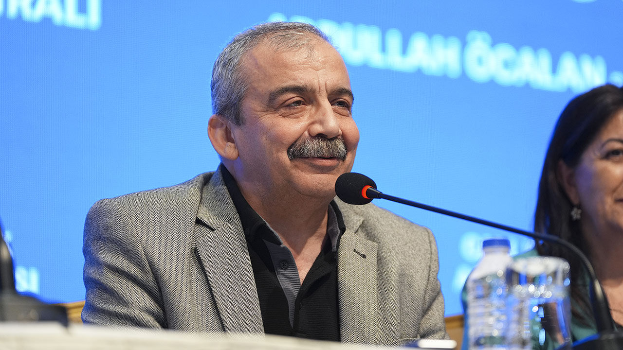 Sırrı Süreyya Önder'in cenaze töreni... Son yolculuğuna uğurlanıyor - 2. Resim