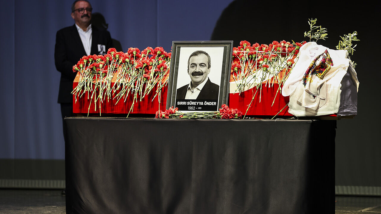 Sırrı Süreyya Önder'in cenaze töreni... Son yolculuğuna uğurlanıyor - 2. Resim