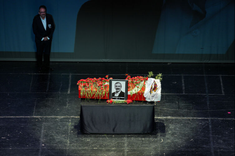 Sırrı Süreyya Önder'in kızının okuduğu şiir kime ait? Cenaze töreninde Onat Kutlar anıldı - 1. Resim