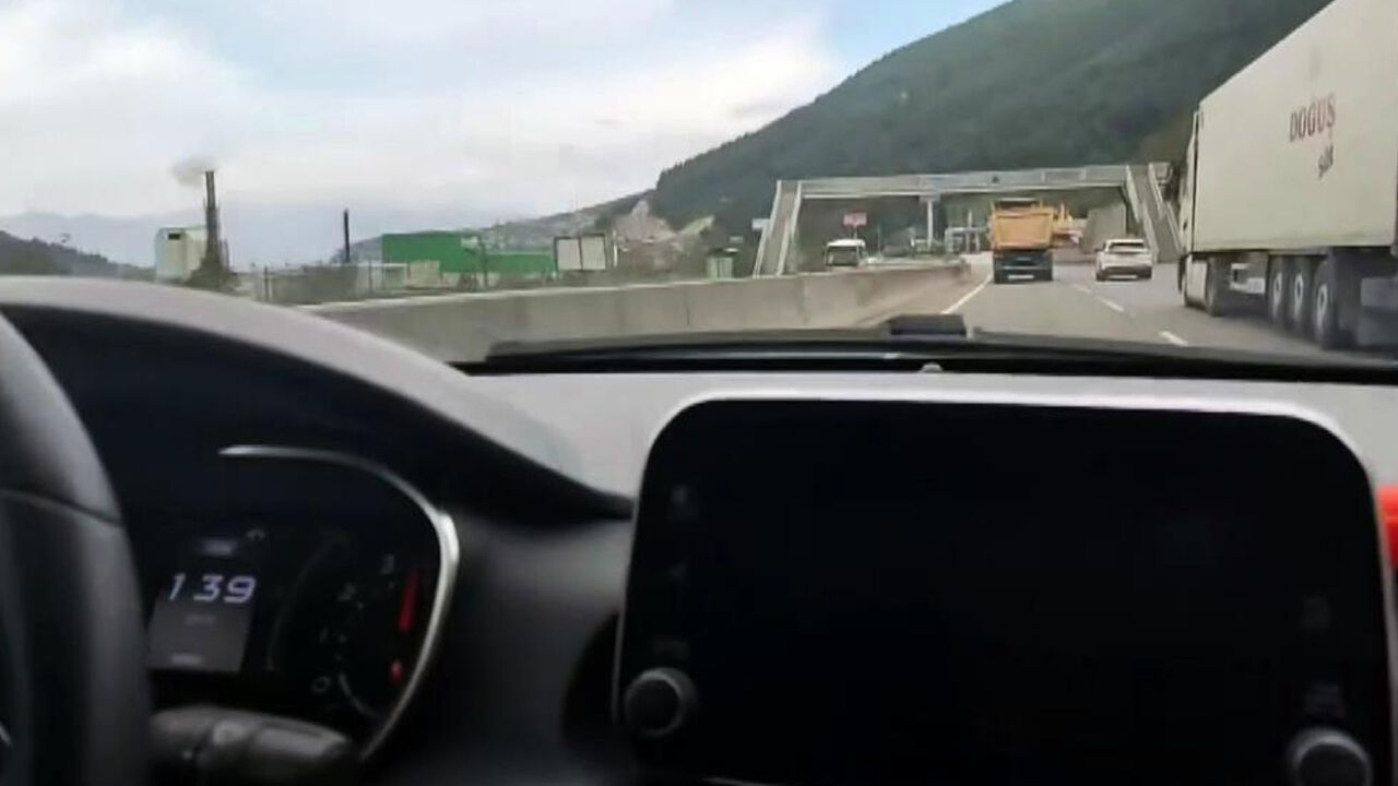 139 kilometre hızla giden otomobil bile yetişemedi! Ekipler kamyon sürücüsüne acımadı - 1. Resim