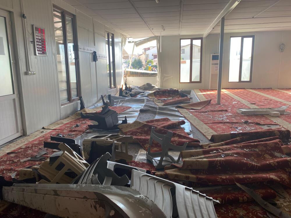 Alkollü sürücü aracı ile camiye daldı! Sabah namazına gelen cemaat şaşkına döndü Alkollü sürücü aracı ile camiye daldı! Sabah namazına gelen cemaat şaşkına döndü - 4. Resim