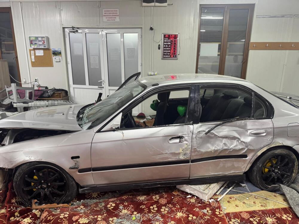 Alkollü sürücü aracı ile camiye daldı! Sabah namazına gelen cemaat şaşkına döndü Alkollü sürücü aracı ile camiye daldı! Sabah namazına gelen cemaat şaşkına döndü - 1. Resim