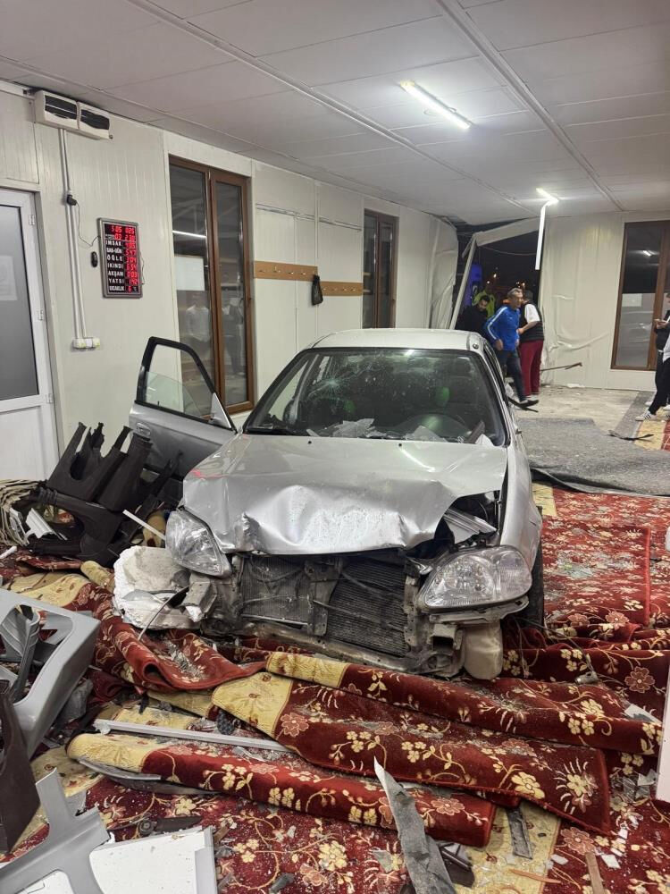 Alkollü sürücü aracı ile camiye daldı! Sabah namazına gelen cemaat şaşkına döndü Alkollü sürücü aracı ile camiye daldı! Sabah namazına gelen cemaat şaşkına döndü - 2. Resim