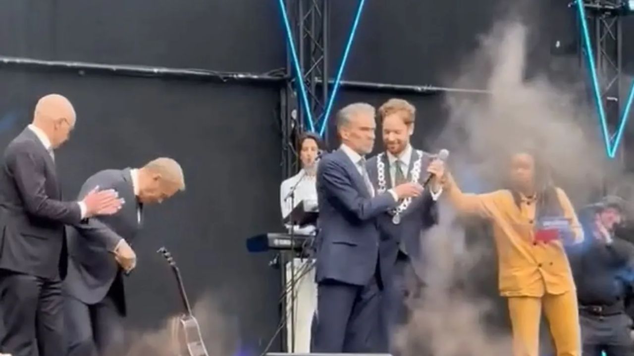 Başbakanlar sahnedeyken sis bombası patladı: Polonya ve Hollanda töreni karıştı! Başbakanlar sahnedeyken sis bombası patladı: Polonya ve Hollanda töreni karıştı!