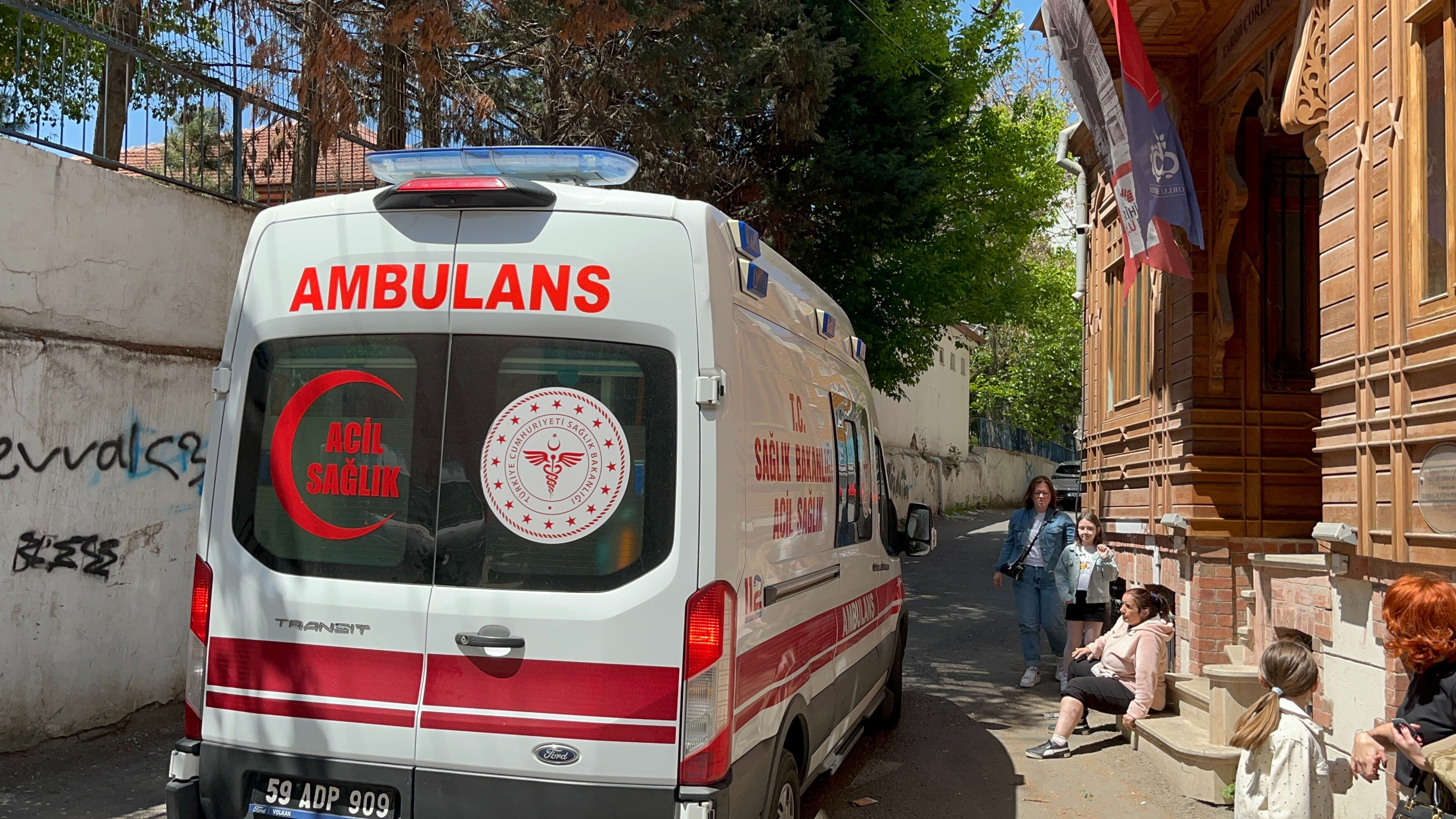 Başıboş sokak köpeği güpegündüz kadına saldırdı! Bacağını kapıp... - 1. Resim