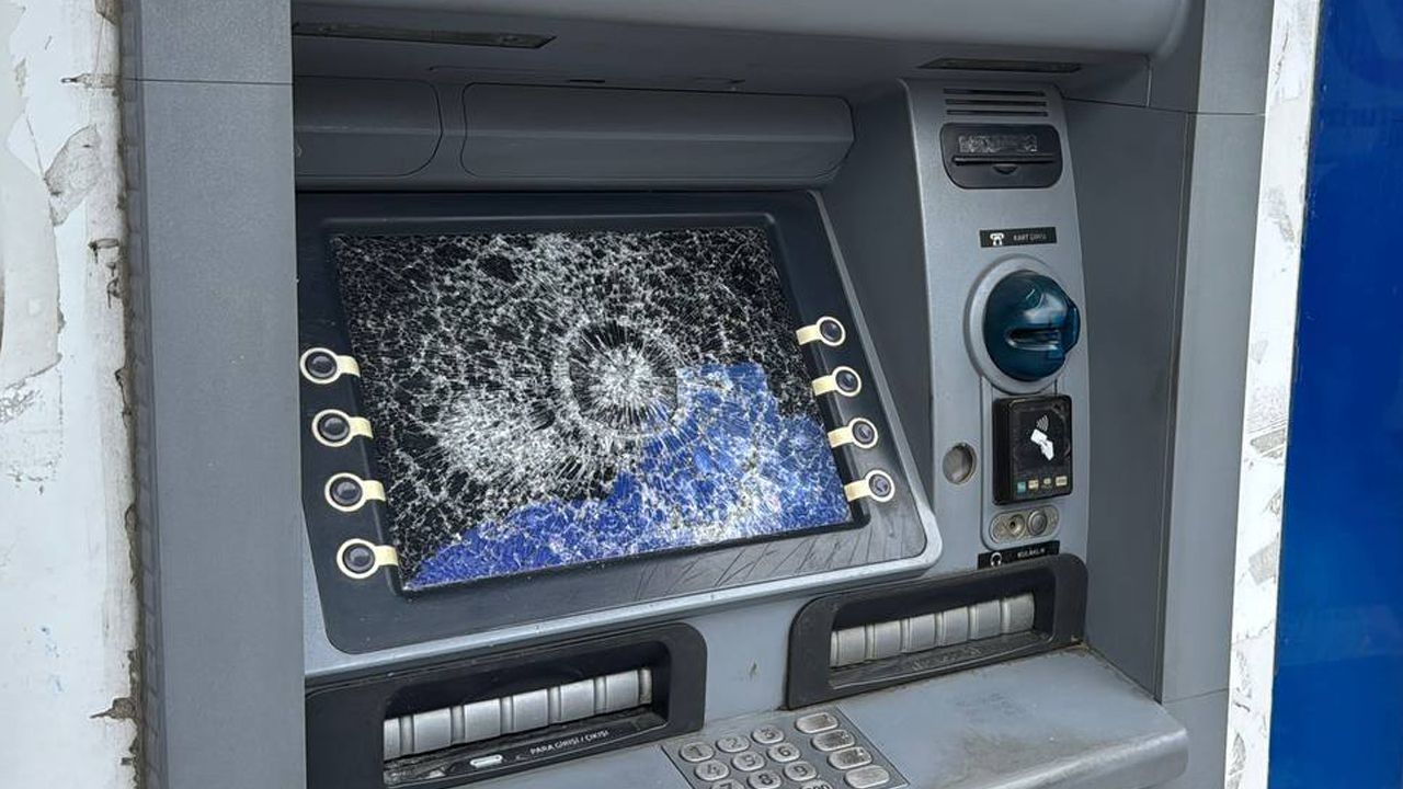 İstanbul'un göbeğinde ATM'lere saldırı: Vatandaş para yatıracak yer bulamadı İstanbul'un göbeğinde ATM'lere saldırı: Vatandaş para yatıracak yer bulamadı