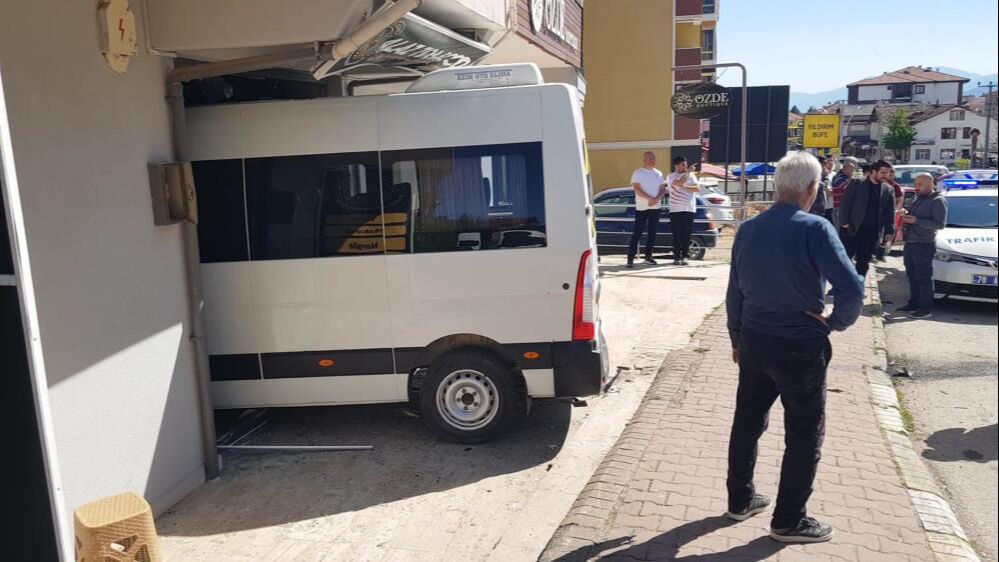 Karabük'te faciaya ramak kala! Frenleri tutmayan öğrenci servisi iş yerine daldı - 1. Resim