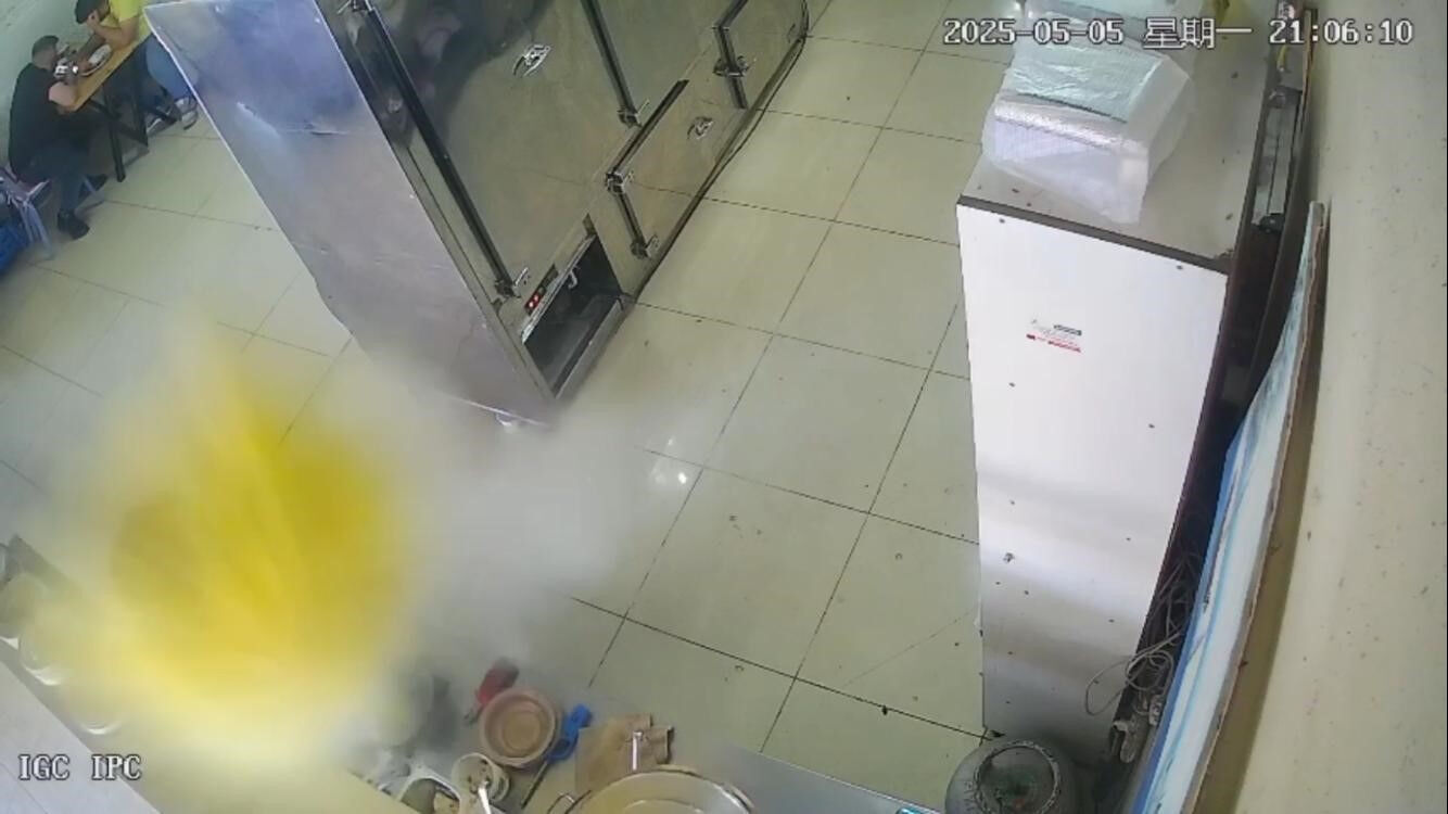 Korkulan başa geldi, düdüklü tencere patladı! İş yeri çalışanı saniyelerle kurtuldu Korkulan başa geldi, düdüklü tencere patladı! İş yeri çalışanı saniyelerle kurtuldu - 1. Resim