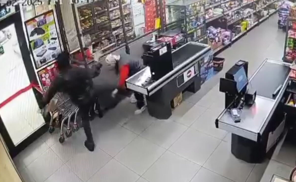 Markette kan donduran olay! Kasiyere önce tekme ardından yumruk attı - 2. Resim