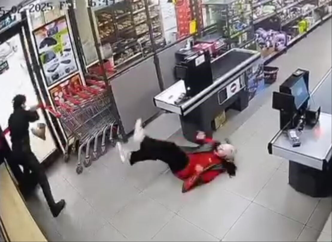 Markette kan donduran olay! Kasiyere önce tekme ardından yumruk attı - 1. Resim