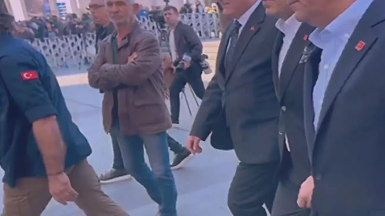 Özgür Özel'e saldırmıştı! Yeni görüntüleri ortaya çıktı... Çayını içip sohbet de etmiş - 2. Resim