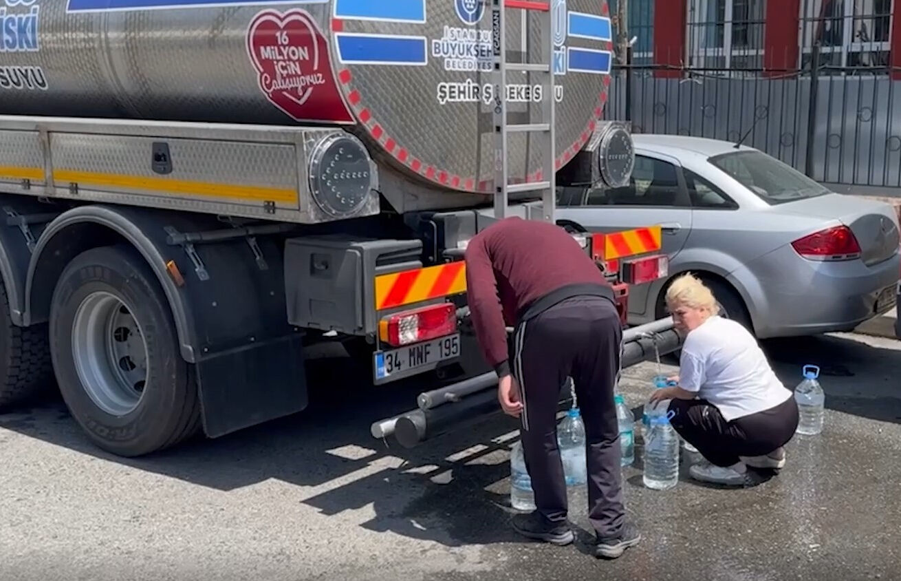 Sarıyer'de belediye vatandaşa tankerle su dağıttı! İnsanlar isyanda: Mağduruz Sarıyer'de belediye vatandaşa tankerle su dağıttı! İnsanlar isyanda: - 1. Resim