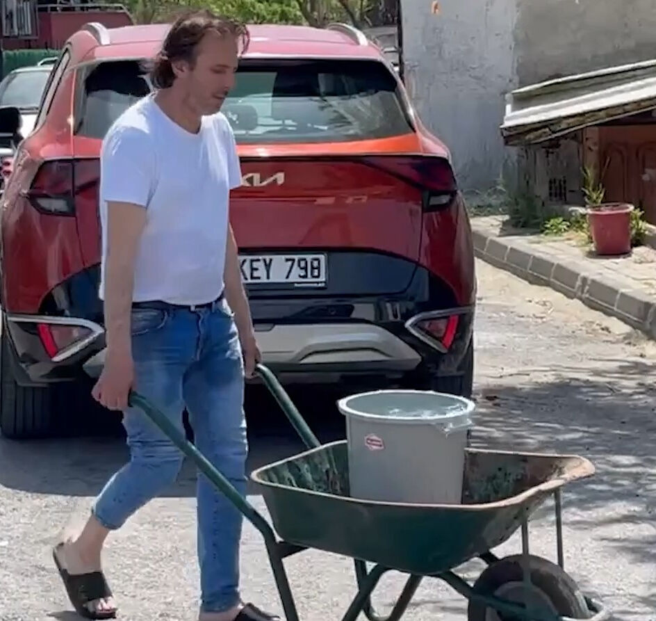 Sarıyer'de belediye vatandaşa tankerle su dağıttı! İnsanlar isyanda: Mağduruz Sarıyer'de belediye vatandaşa tankerle su dağıttı! İnsanlar isyanda: - 2. Resim