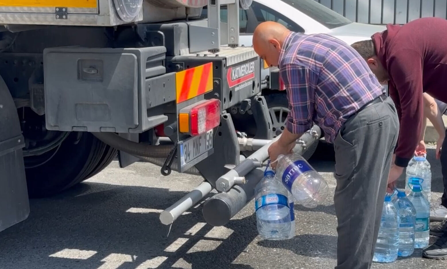 Sarıyer'de belediye vatandaşa tankerle su dağıttı! İnsanlar isyanda: Mağduruz Sarıyer'de belediye vatandaşa tankerle su dağıttı! İnsanlar isyanda: - 3. Resim