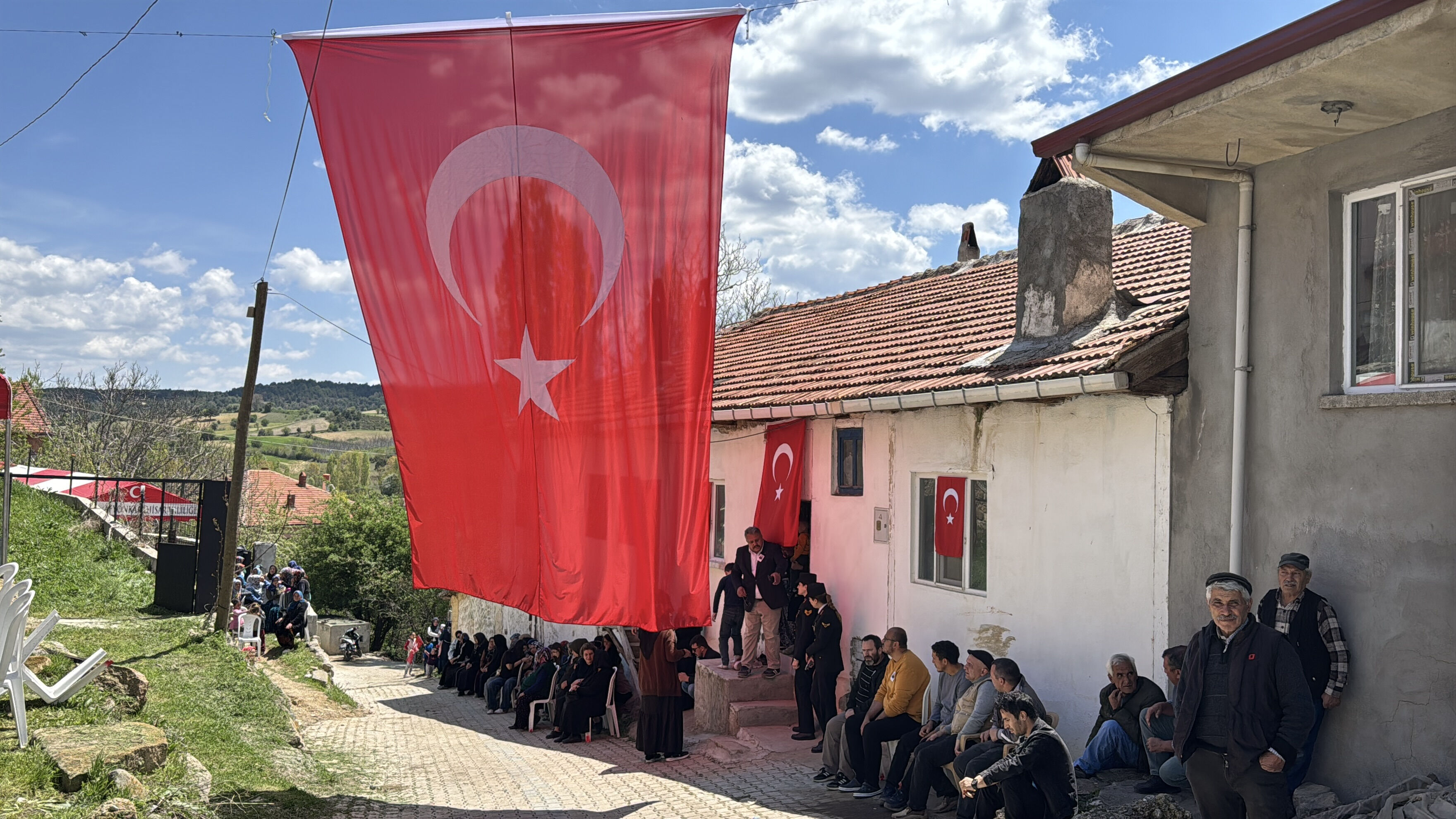 Şehit kızının sözleri yürekleri dağladı: Toplu iğne babama batıyor Şehit kızının sözleri yürekleri dağladı: Toplu iğne babama batıyor - 1. Resim