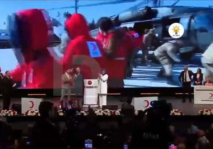 Sinan Akçıl, Cumhurbaşkanı Erdoğan'ın sahnede elini öptü! Sonra Kızılay için yazdığı şarkıyı okudu - 1. Resim