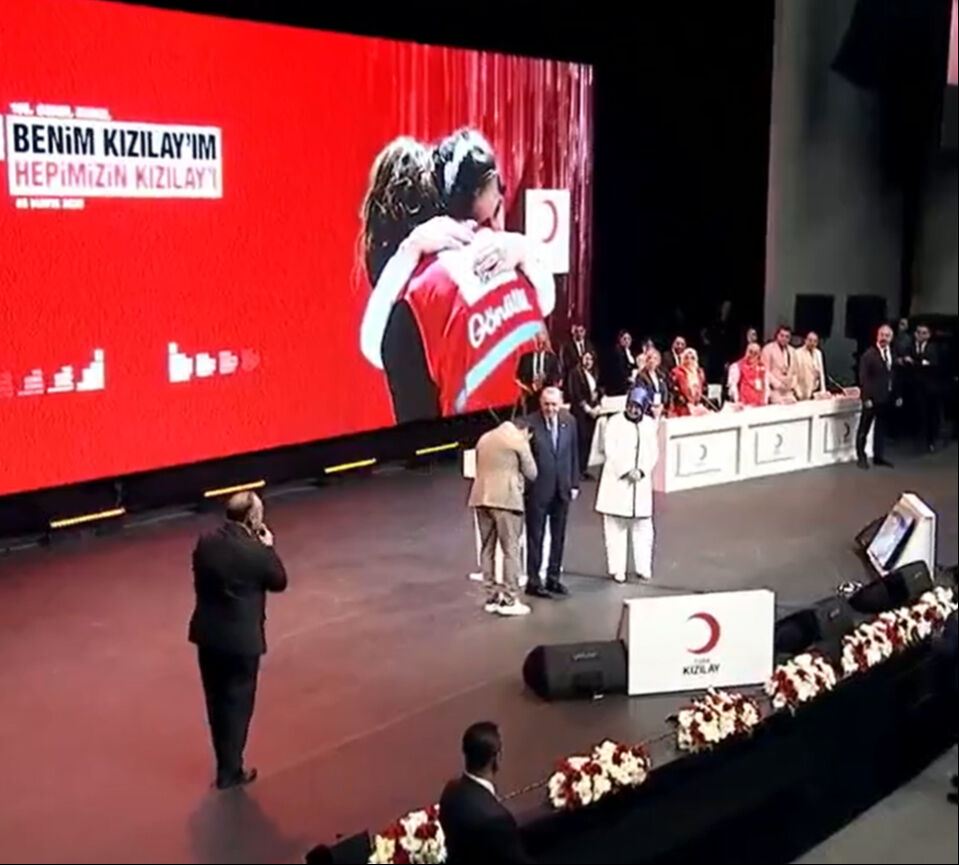 Sinan Akçıl, Cumhurbaşkanı Erdoğan'ın sahnede elini öptü! Sonra Kızılay için yazdığı şarkıyı okudu - 2. Resim