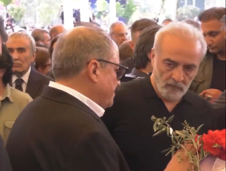 Tabutun başına geldi: Yılmaz Erdoğan cenazede gözyaşlarına boğuldu Tabutun başına geldi: Yılmaz Erdoğan cenazede gözyaşlarına boğuldu - 1. Resim