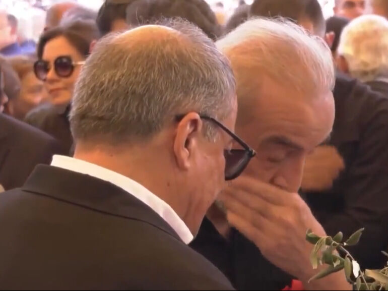 Tabutun başına geldi: Yılmaz Erdoğan cenazede gözyaşlarına boğuldu Tabutun başına geldi: Yılmaz Erdoğan cenazede gözyaşlarına boğuldu - 3. Resim