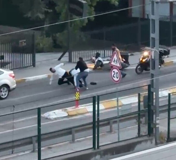 Trafikte yol kavgası! Kaskla dövüp bıçak çektiler, ortalık savaş alanına döndü Trafikte yol kavgası! Kaskla dövüp bıçak çektiler, ortalık savaş alanına döndü - 1. Resim