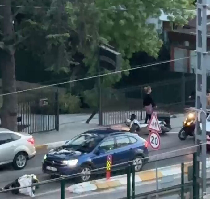 Trafikte yol kavgası! Kaskla dövüp bıçak çektiler, ortalık savaş alanına döndü Trafikte yol kavgası! Kaskla dövüp bıçak çektiler, ortalık savaş alanına döndü - 2. Resim