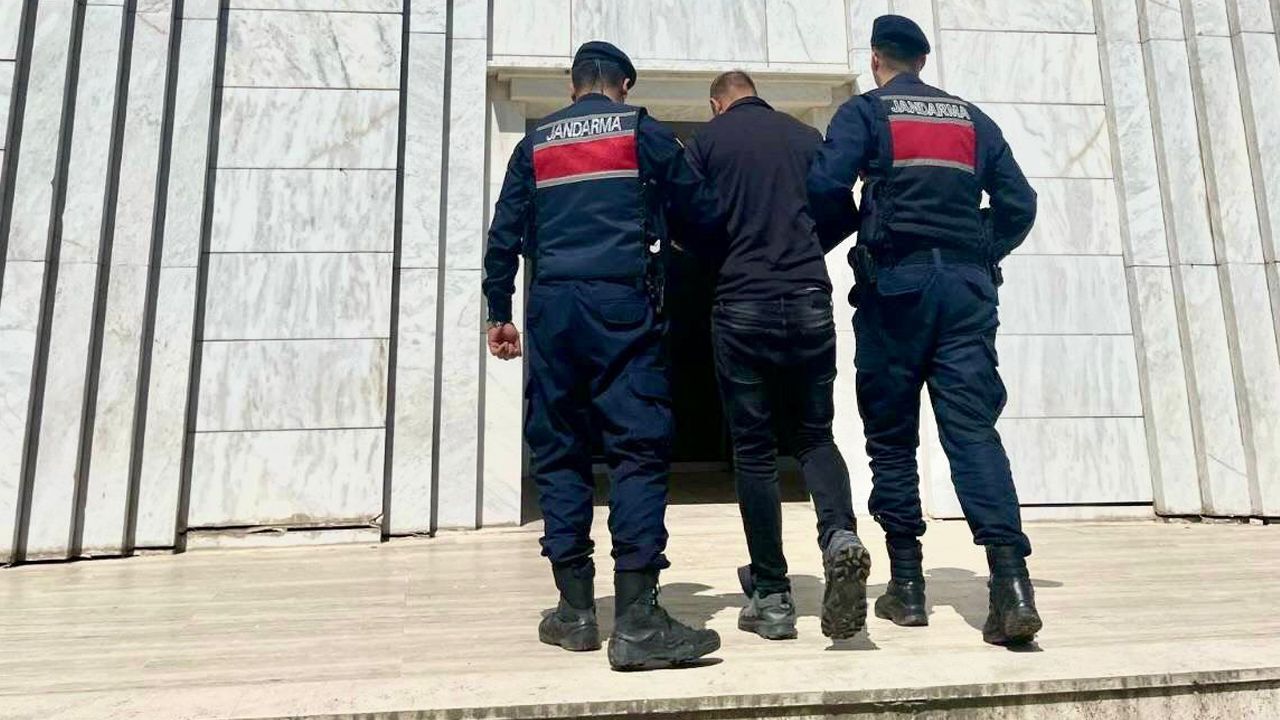 Üç suçtan aranıyordu, jandarmadan kaçamadı Üç suçtan aranıyordu, jandarmadan kaçamadı