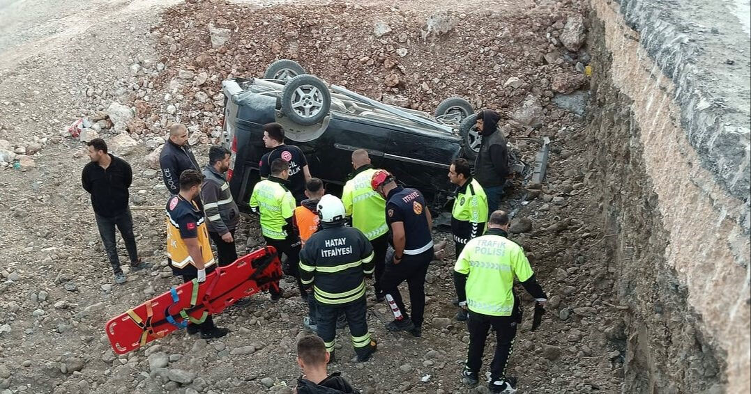 Yol çalışmasında kontrolü kaybetti! Takla atan araçta felaketi yaşadı Yol çalışmasında kontrolü kaybetti! Takla atan araçta felaketi yaşadı - 1. Resim