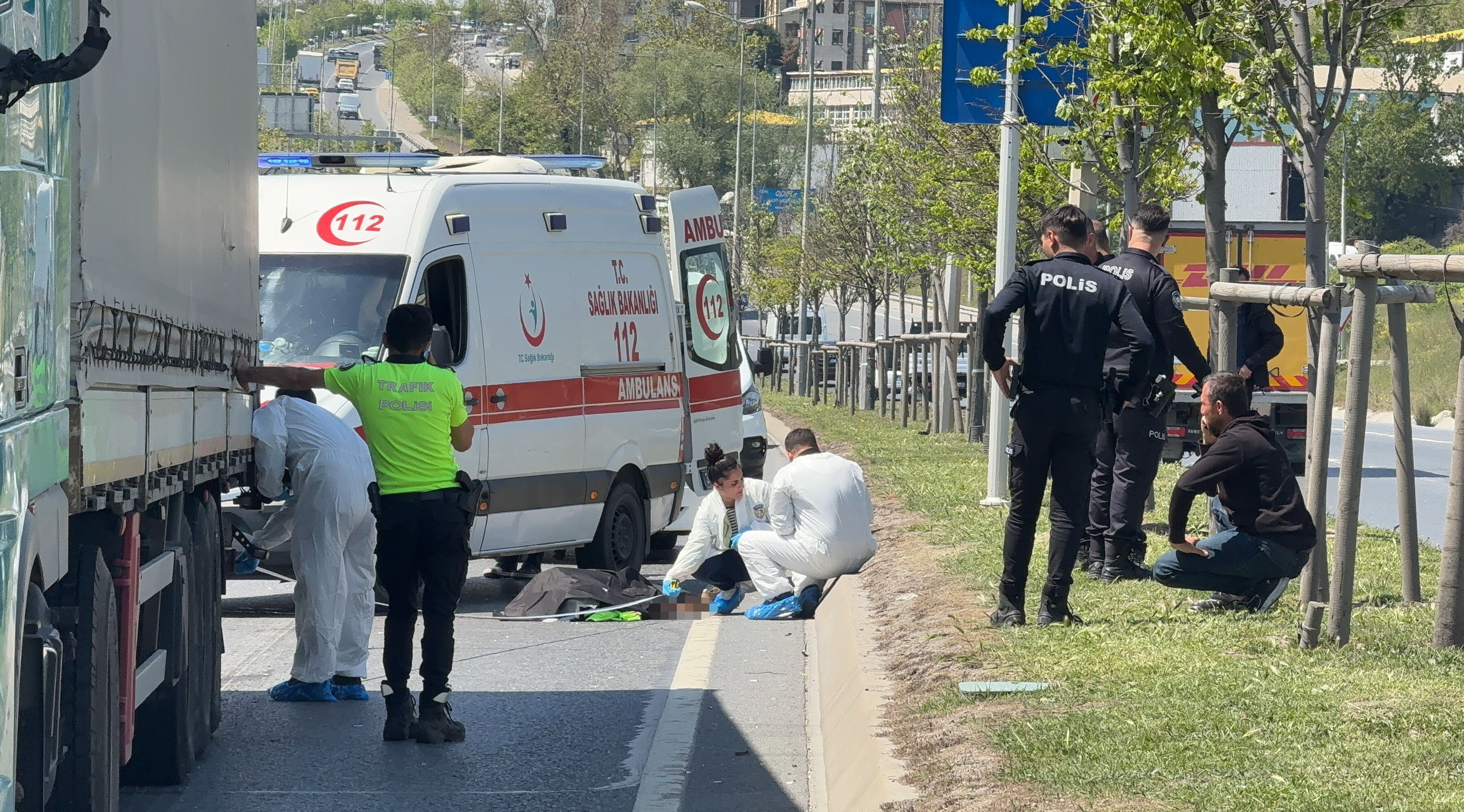 Yolun karşısına geçerken tır çaptı! Oracıkta can verdi Yolun karşısına geçerken tır çaptı! Oracıkta can verdi - 1. Resim