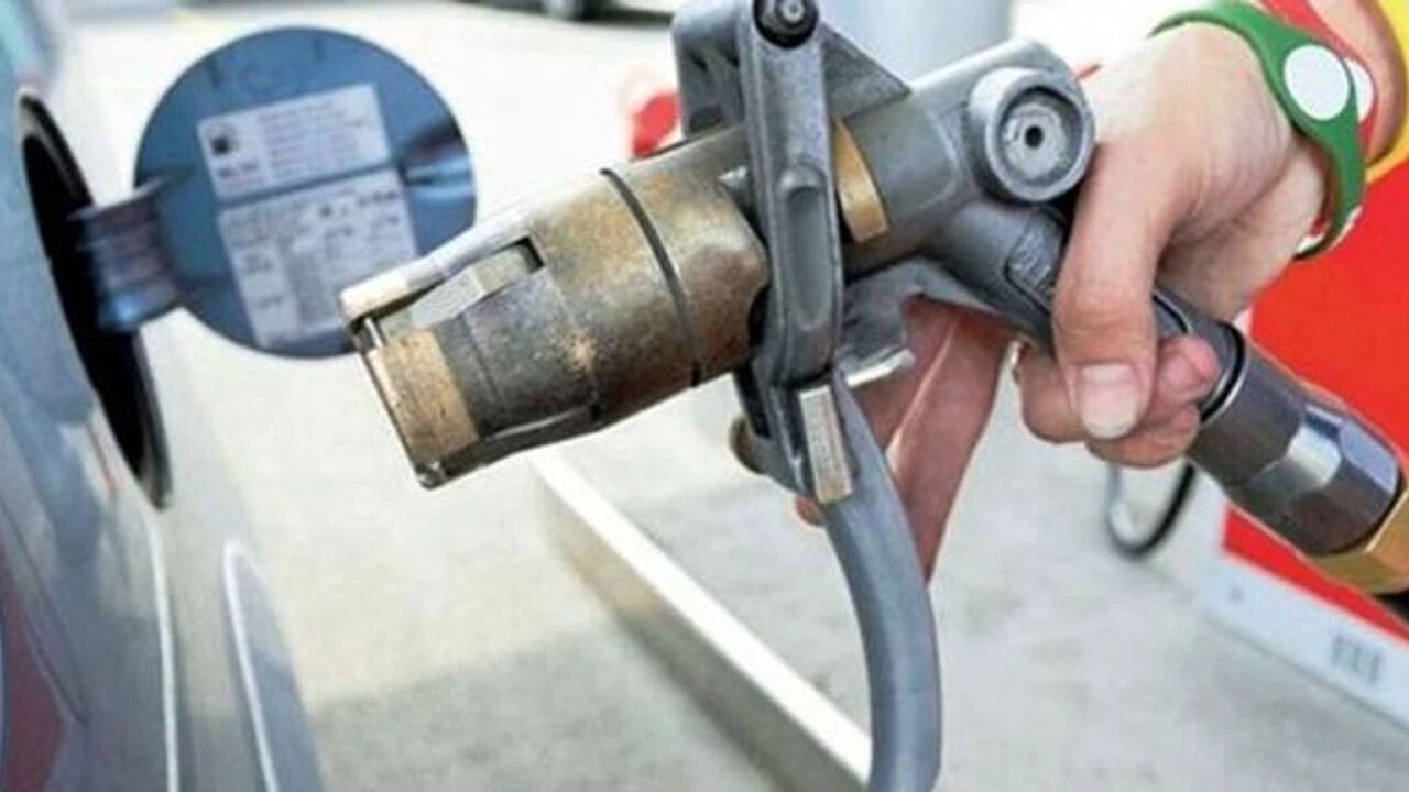 Akaryakıta büyük indirim! Tabela gece yarısı değişti - 1. Resim