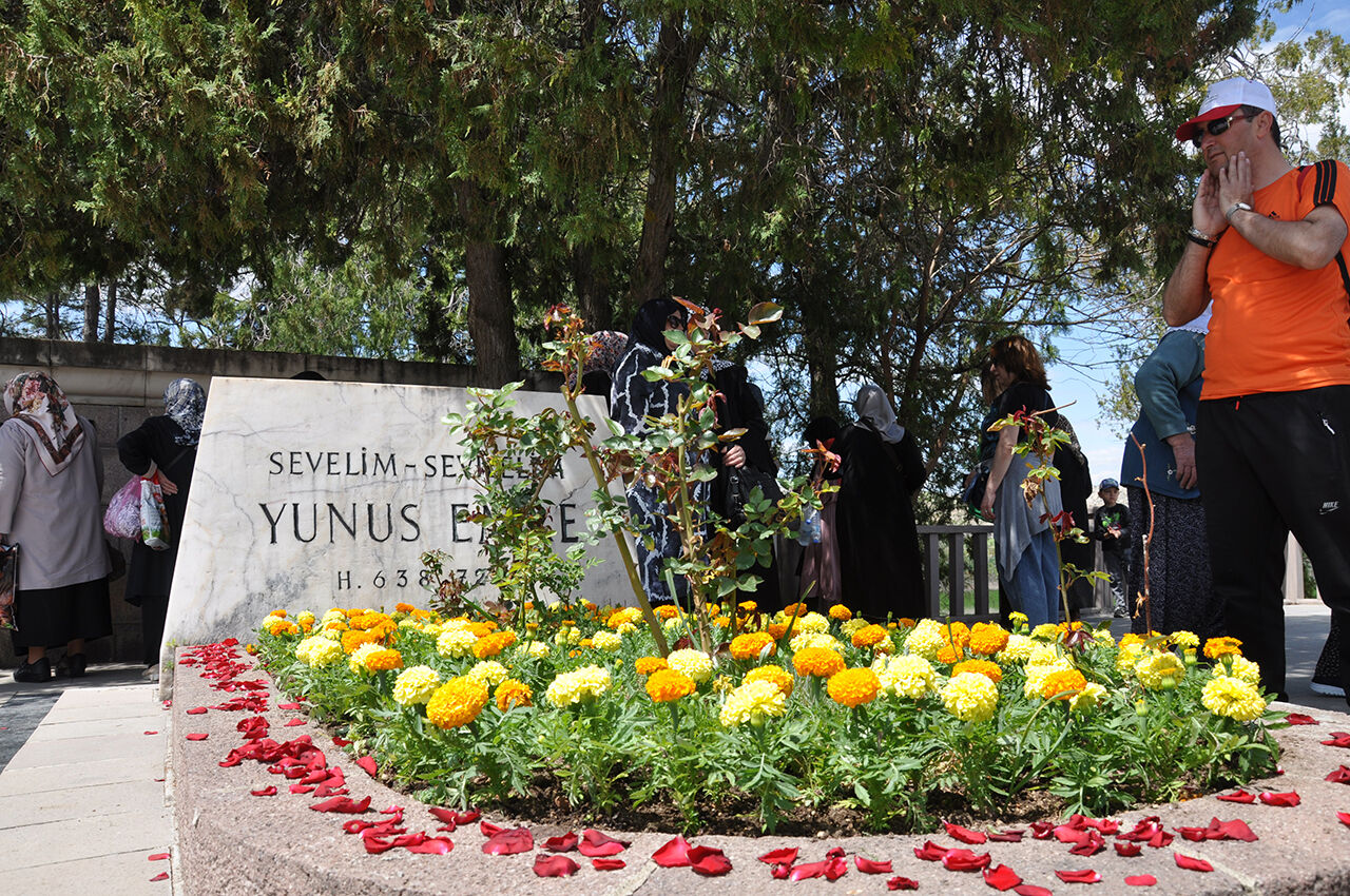 Akın akın türbesine geldiler! Dünya onun şiirlerini Yunus Emre kabri başında dualarla anıldı - 4. Resim