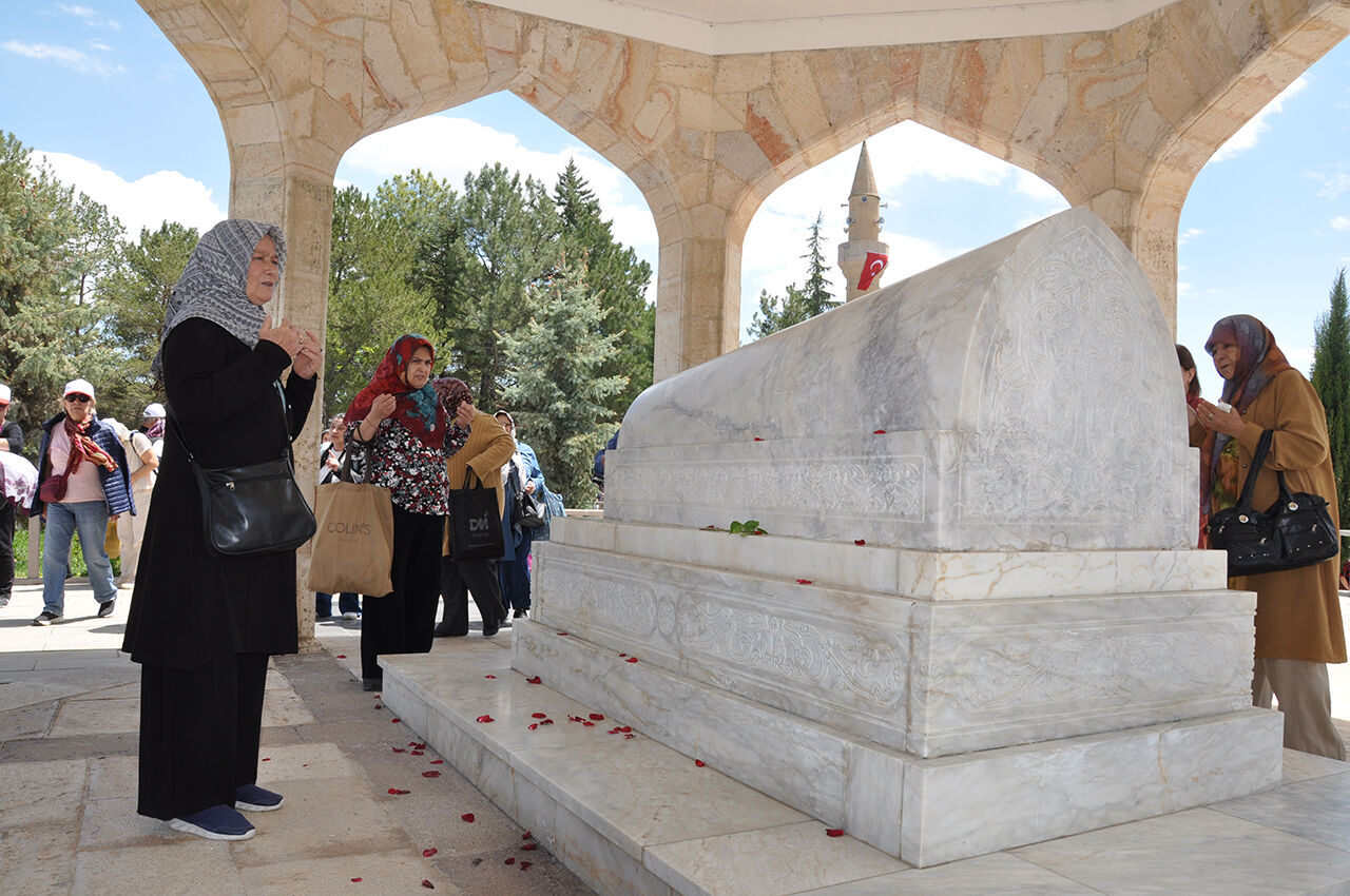 Akın akın türbesine geldiler! Dünya onun şiirlerini Yunus Emre kabri başında dualarla anıldı - 5. Resim