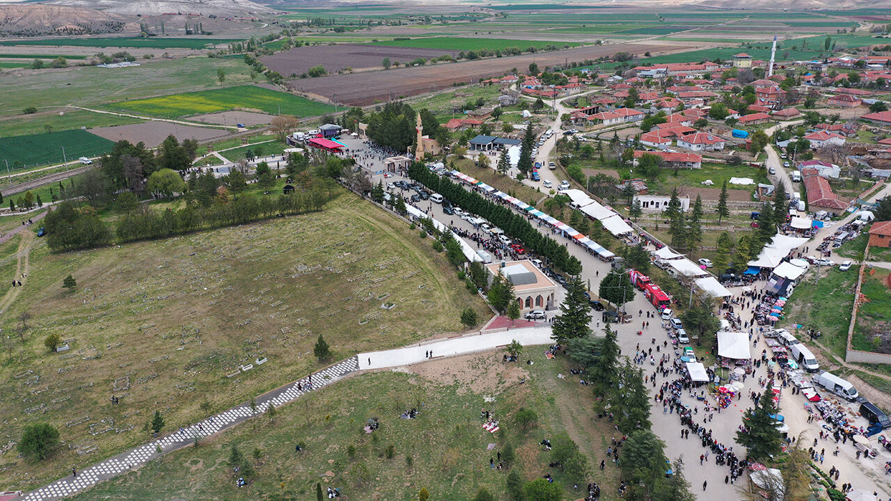 Akın akın türbesine geldiler! Dünya onun şiirlerini Yunus Emre kabri başında dualarla anıldı - 1. Resim