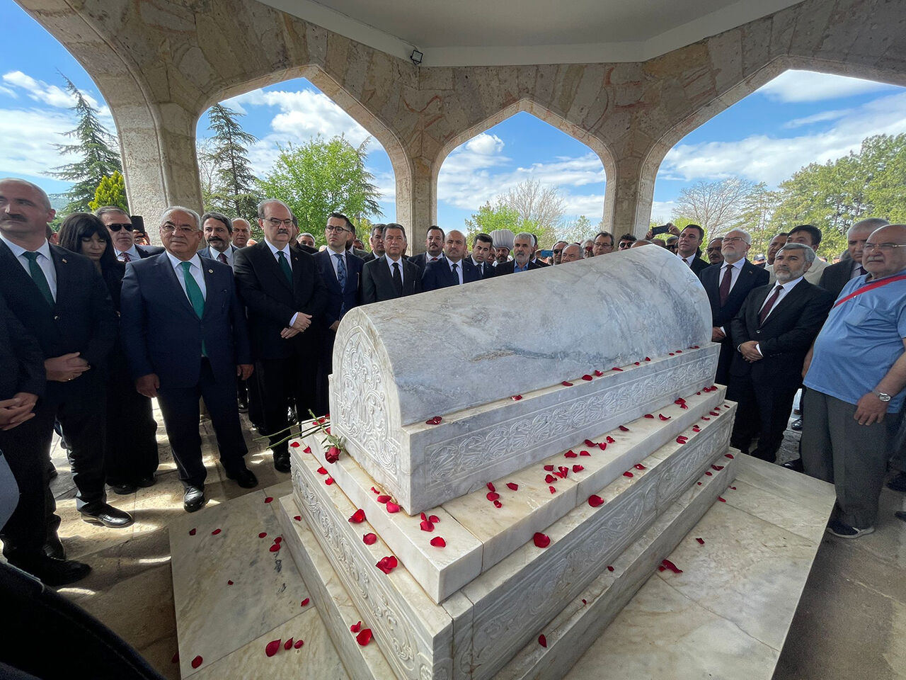 Akın akın türbesine geldiler! Yunus Emre kabri başında dualarla anıldı Akın akın türbesine geldiler! Dünya onun şiirlerini Yunus Emre kabri başında dualarla anıldı - 2. Resim