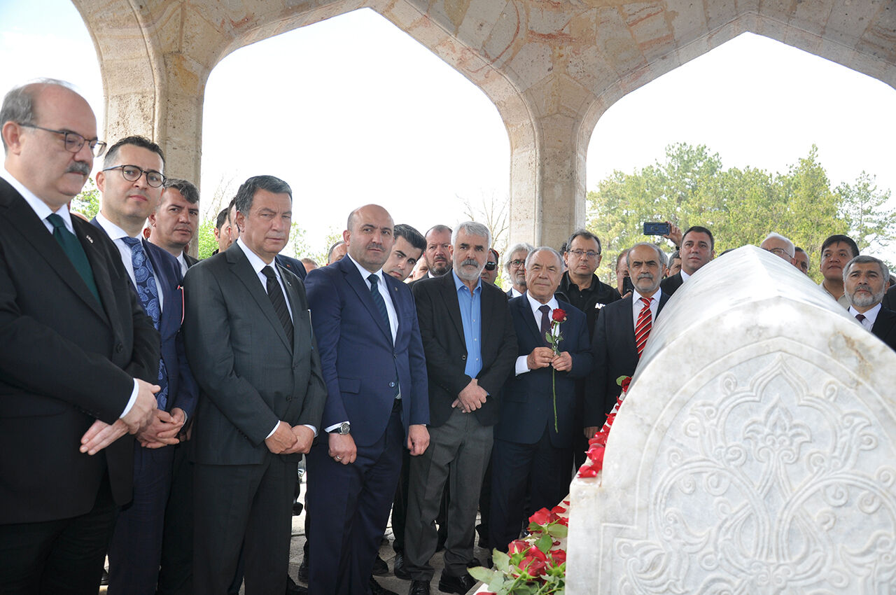 Akın akın türbesine geldiler! Dünya onun şiirlerini Yunus Emre kabri başında dualarla anıldı - 8. Resim
