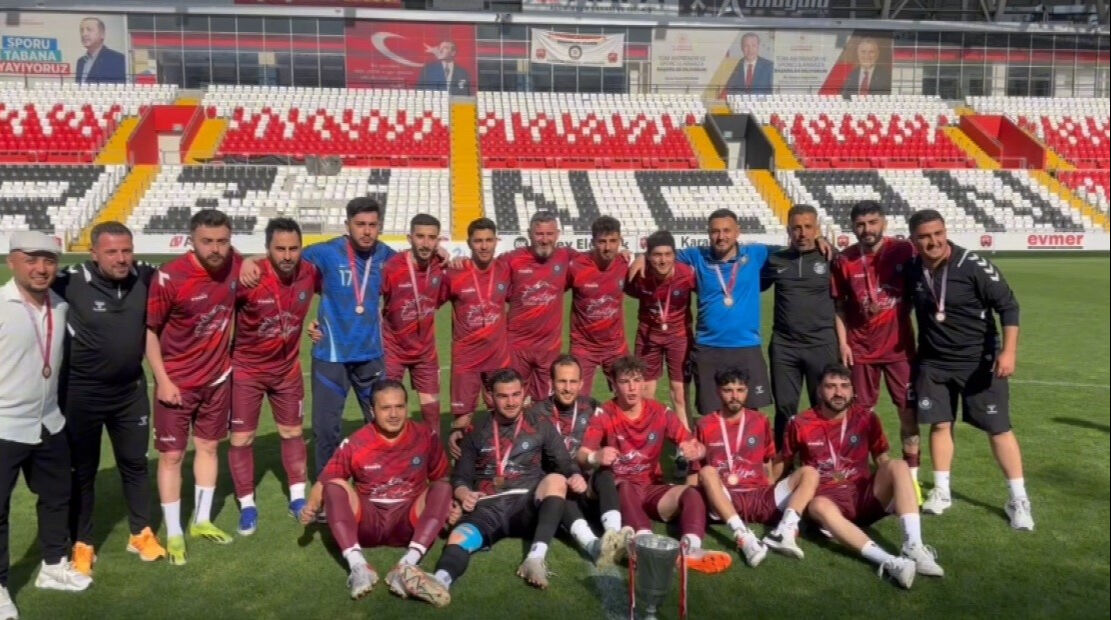 Başkan, teknik direktör, futbolcu... Üçünü aynı anda yaptı, bir de şampiyon oldu Başkan, teknik direktör, futbolcu... Üçünü aynı anda yaptı, bir de şampiyon oldu - 1. Resim