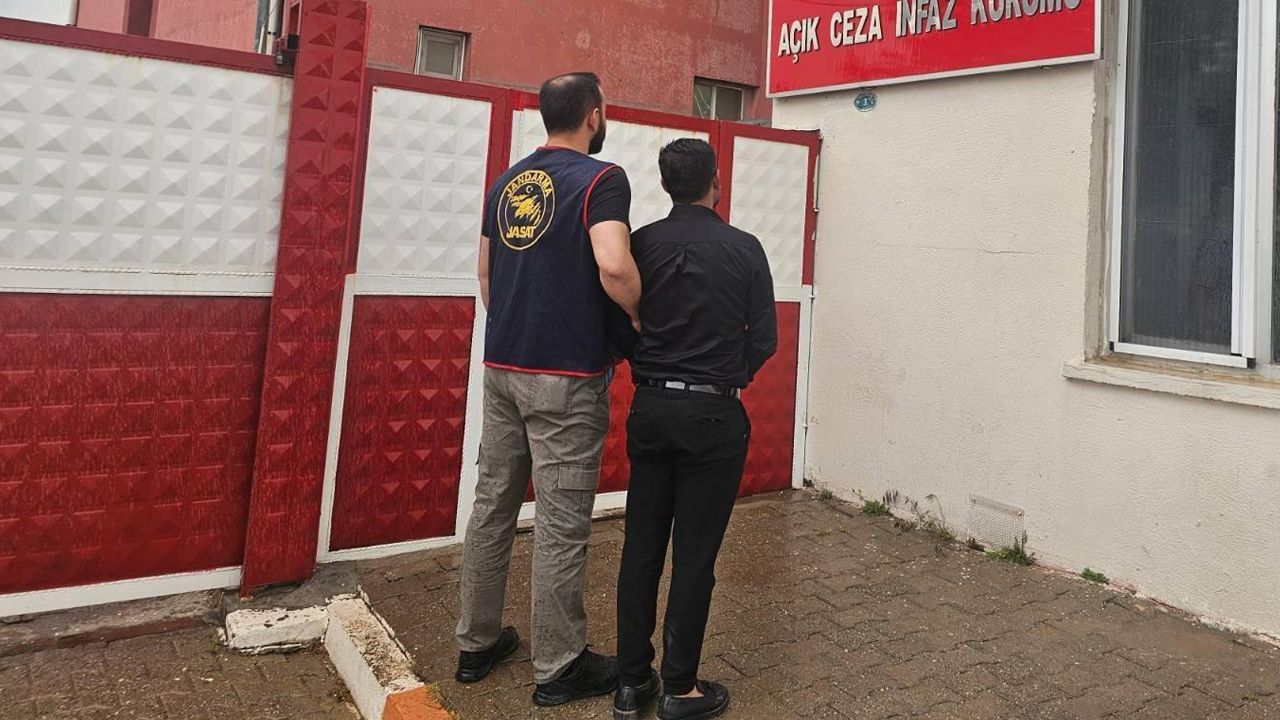 Bir garip olay! Hapisten kaçtı, düğünde saz çalarken yakalandı Bir garip olay! Hapisten kaçtı, düğünde saz çalarken yakalandı