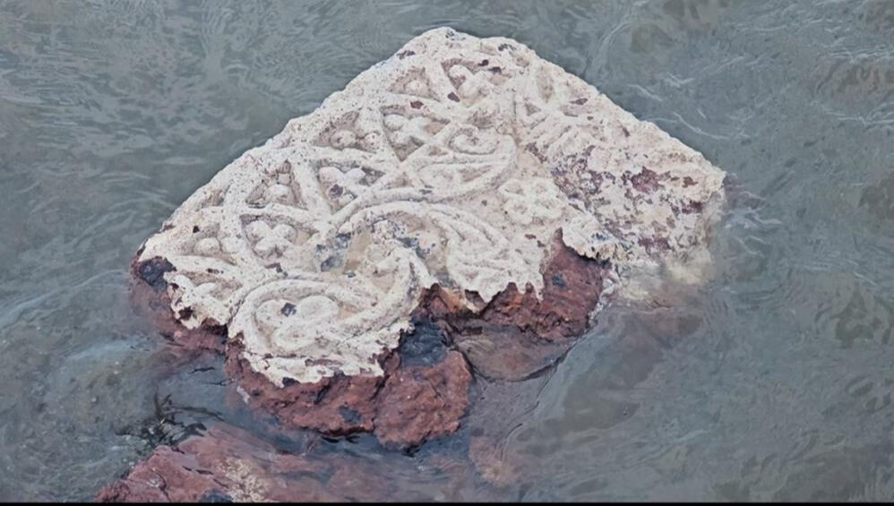 Bitlis'te tüyler ürperten manzara! Tarihi mezar hedefleri oldu - 1. Resim
